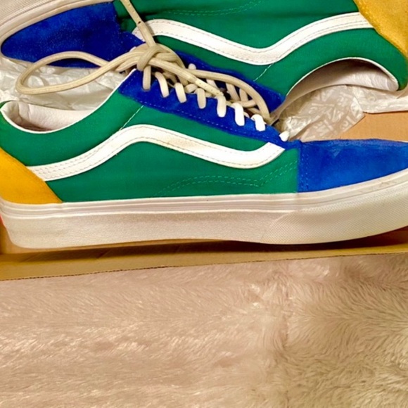 Yacht Club Vans - Picture 1 of 3